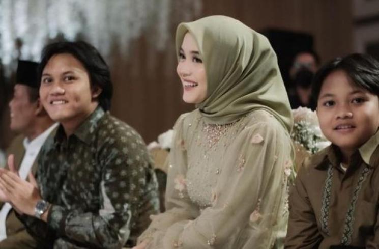 Potret Sule di Lamaran Rizky Febian dan Mahalini. (Instagram/putridelinaa)