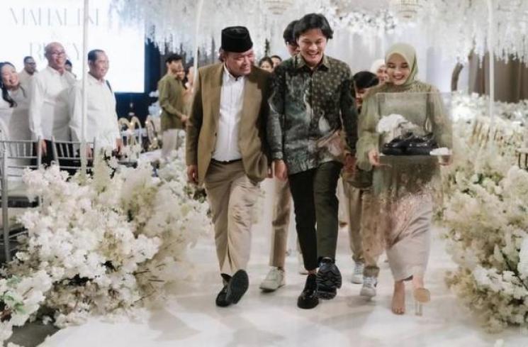 Potret Sule di Lamaran Rizky Febian dan Mahalini. (Instagram/putridelinaa)