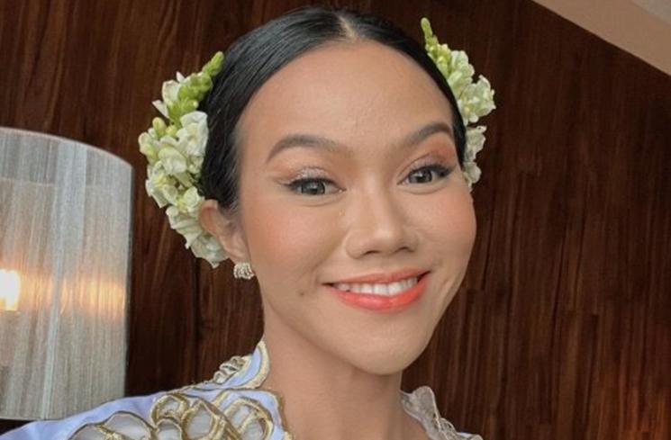 Artis Pakai Hiasan Kepala di Hari Bahagia (Instagram/@yurayunita)