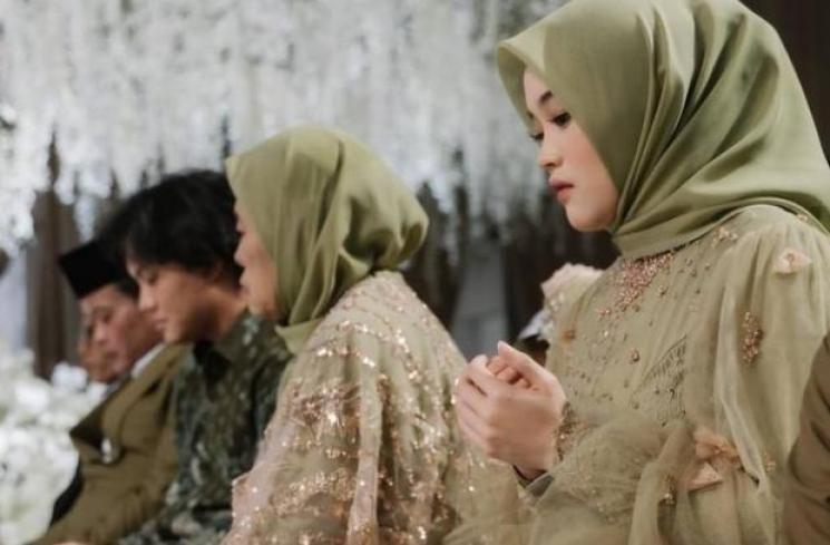 Potret Sule di Lamaran Rizky Febian dan Mahalini. (Instagram/putridelinaa)