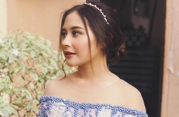 Artis Pakai Hiasan Kepala di Hari Bahagia (Instagram/@prillylatuconsina96)