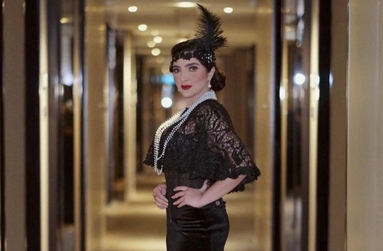 Artis Pakai Hiasan Kepala di Hari Bahagia (Instagram/@ashanty_ash)