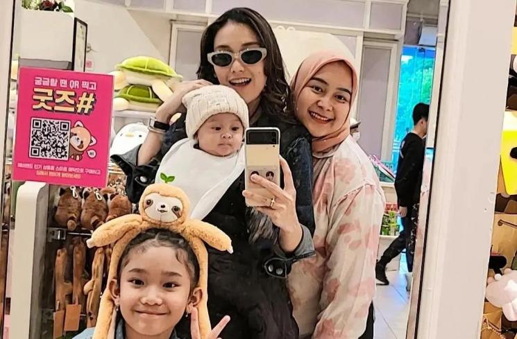 Potret Ayu Ting Ting Momong Baby Sumehra. (Instagram/ayutingting92)