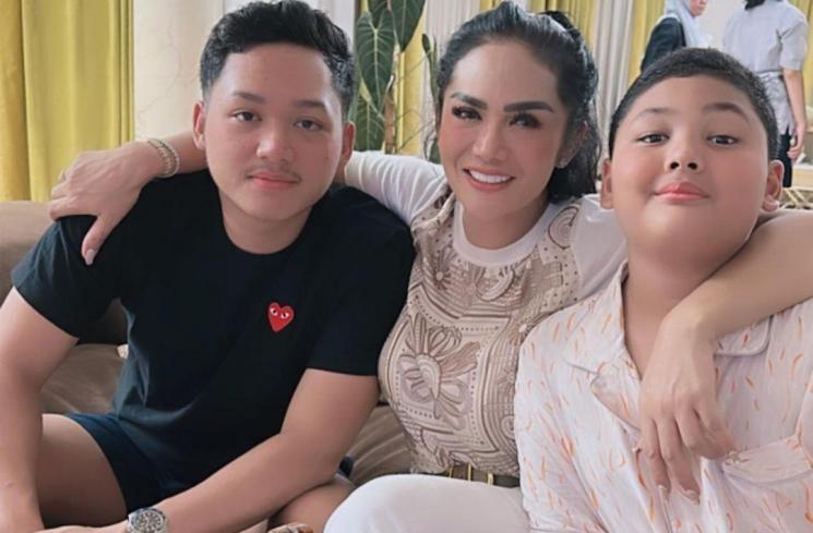 Azriel Hermansyah, Krisdayanti, Kellen Lemos [Instagram/krisdayantilemos]