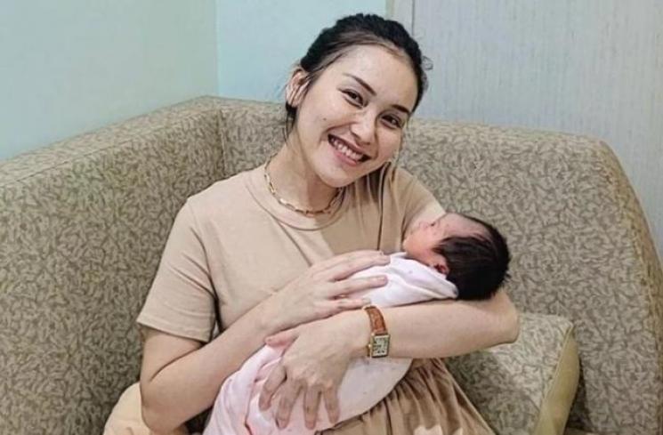 Potret Ayu Ting Ting Momong Baby Sumehra. (Instagram/ayutingting92)