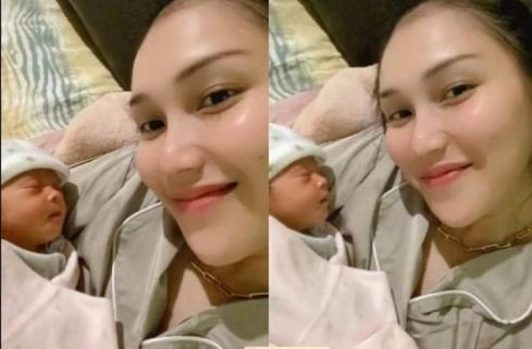 Potret Ayu Ting Ting Momong Baby Sumehra. (Instagram/ayutingting92)