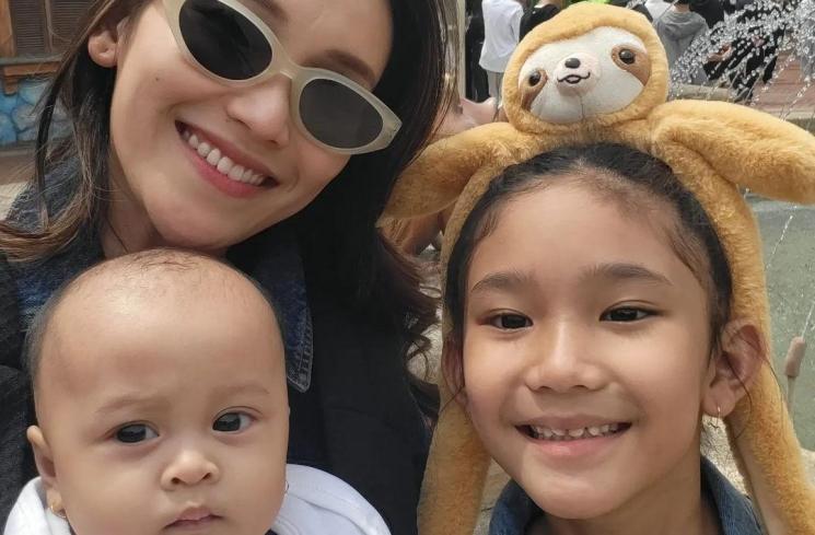 Potret Ayu Ting Ting Momong Baby Sumehra. (Instagram/ayutingting92)