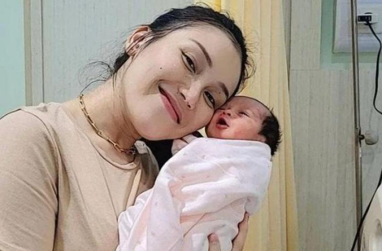 Potret Ayu Ting Ting Momong Baby Sumehra. (Instagram/ayutingting92)