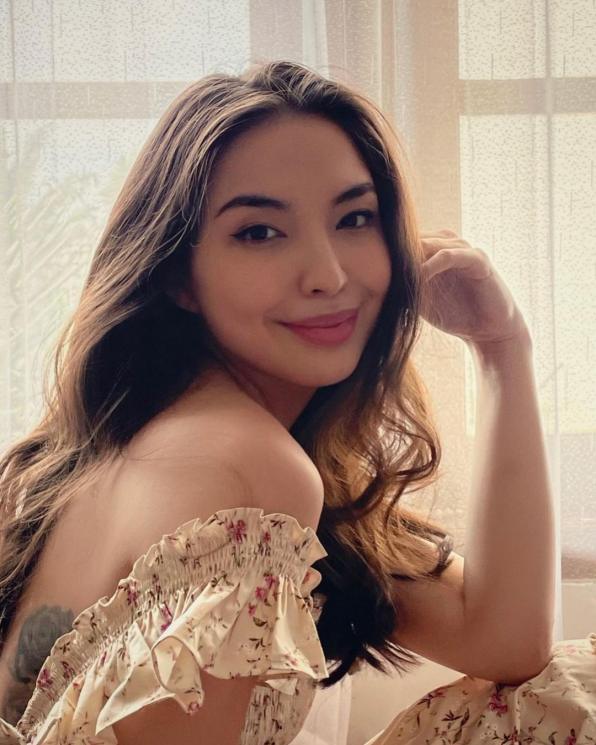 Artis Menikah dengan Bangsawan(Instagram/@manodelia) 