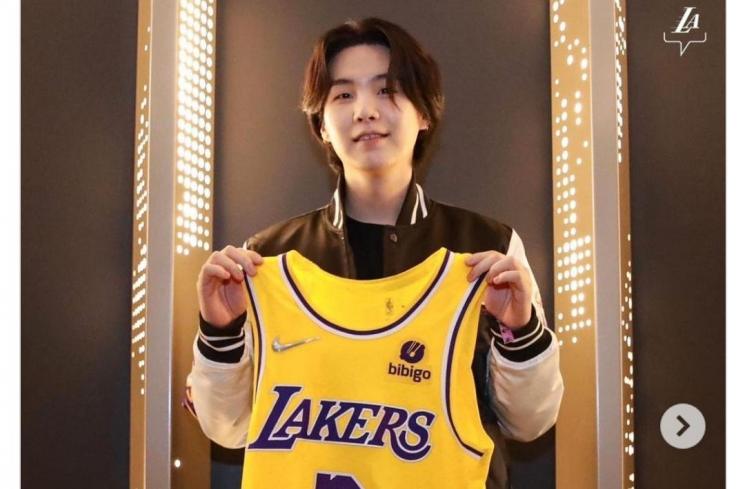 Suga BTS angkat jersey Lakers (Koreaboo)