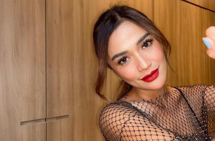 Gaun berjaring dan bibir merah melengkapi keseksian Andi Annisa. [Instagram]