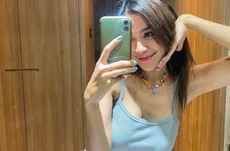 Andi Annisa seksi dengan gaun bagian dada terbuka. [Instagram]