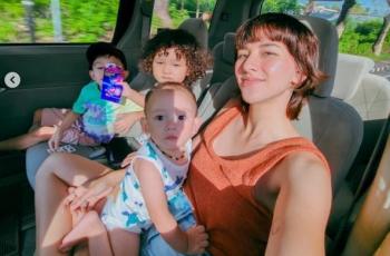 10 Gaya Hot Mom Dahlia Poland Momong Anak, Kayak Kakak Adik