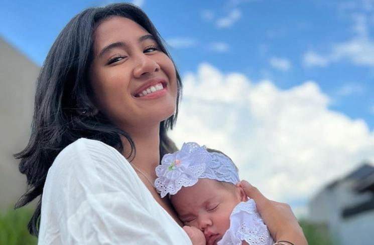 Potret Shenina Cinnamon Momong Anak Kakaknya (instagram/@shenacinnamon)