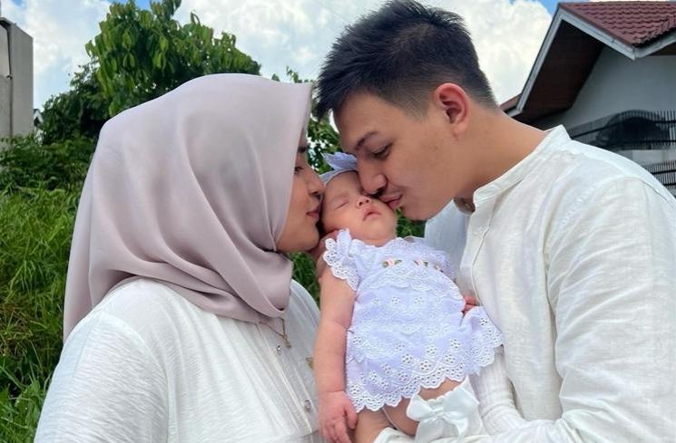 Potret Shenina Cinnamon Momong Anak Kakaknya (instagram/@shenacinnamon)