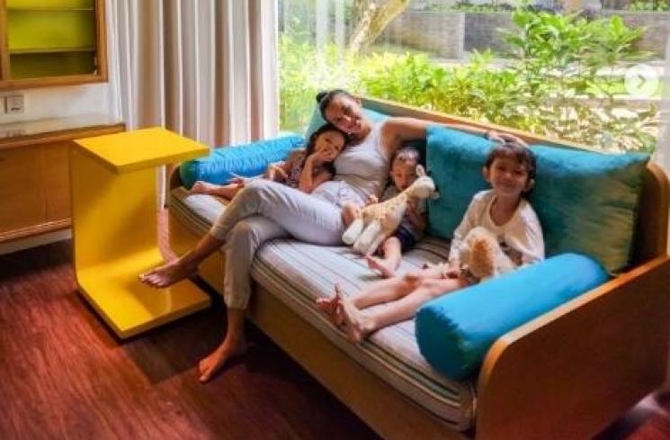 Gaya hot mom Dahlia Poland momong anak. (Instagram/dahliachr)