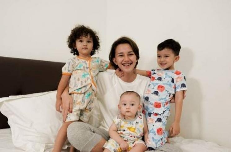 Gaya hot mom Dahlia Poland momong anak. (Instagram/dahliachr)