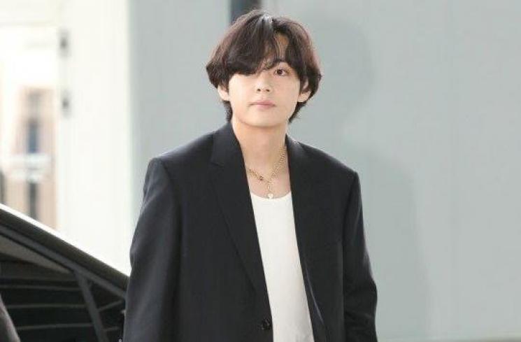 V BTS di bandara (Koreaboo)