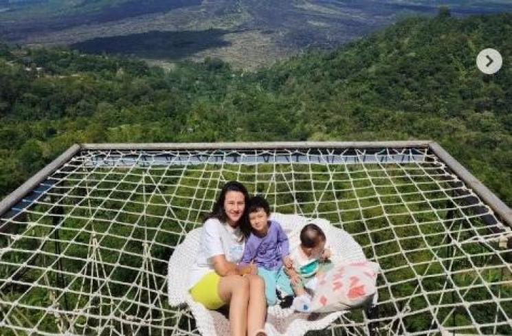 Gaya hot mom Dahlia Poland momong anak. (Instagram/dahliachr)