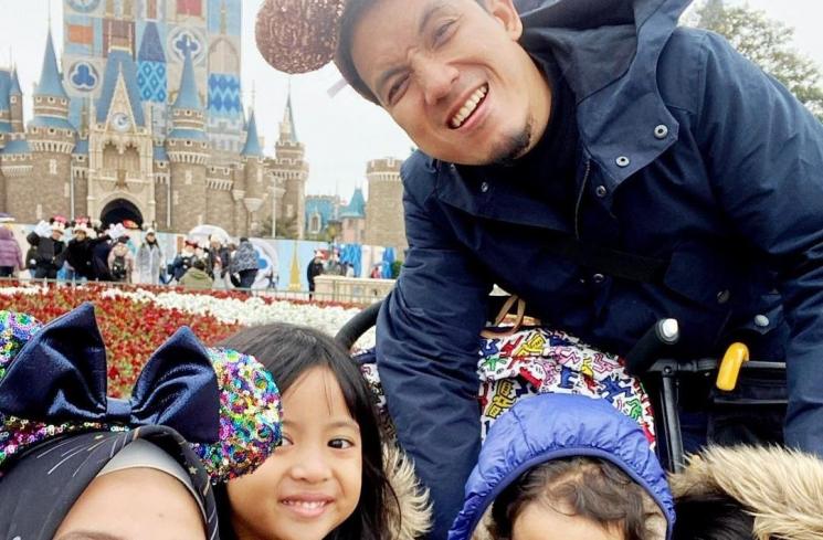 Potret Kedekatan Desta dan Anak-anak. (Instagram/@desta80s)
