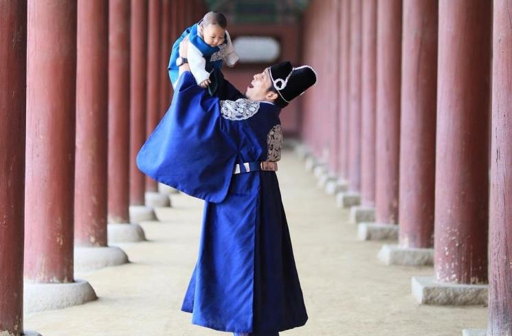 Potret Kedekatan Desta dan Anak-anak. (Instagram/@desta80s)