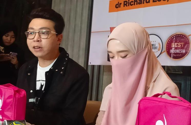 Dokter Richard Lee dan Inara Rusli. (MataMata.com/Rena Pangesti)
