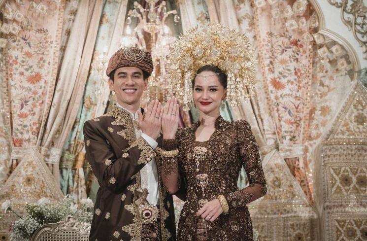 Enzy Storia dan Molen Kasetra menikah. (Instagram/enzystoria/davidsalimphotography)