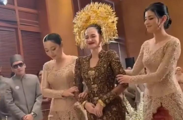 Desta di nikahan Enzy Storia (Instagram/@hestipurwadinata)