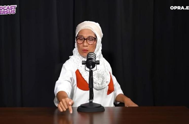 Potret Ibunda Virgoun dan Ibunda Indah Permatasari Podcast Bareng. (YouTube/OPRA Entertainment)