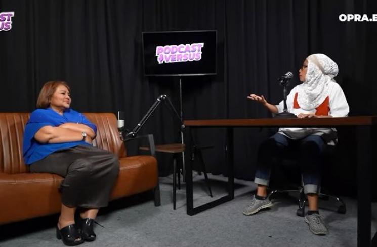 Potret Ibunda Virgoun dan Ibunda Indah Permatasari Podcast Bareng. (YouTube/OPRA Entertainment)