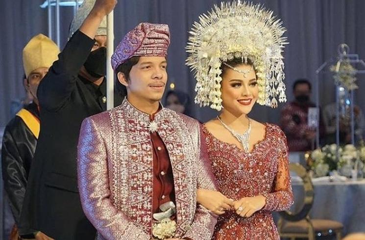 Artis Kenakan Suntiang saat Menikah (Instagram/@verakebaya)