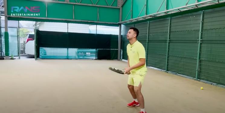 Potret Raffi Ahmad dan Nagita Slavina Main Tenis di Jepang. (YouTube/Rans Entertainment)