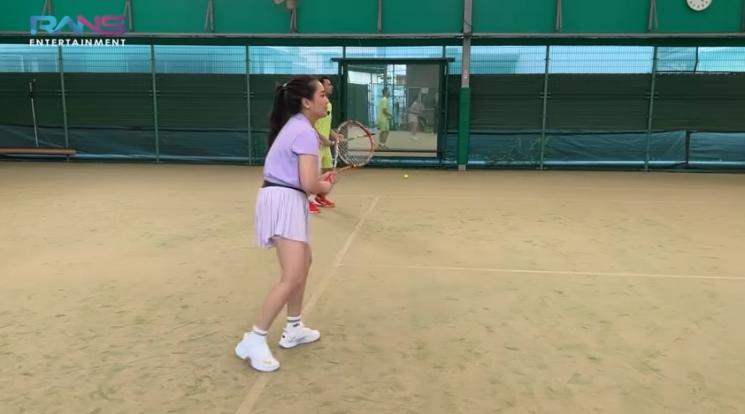 Potret Raffi Ahmad dan Nagita Slavina Main Tenis di Jepang. (YouTube/Rans Entertainment)