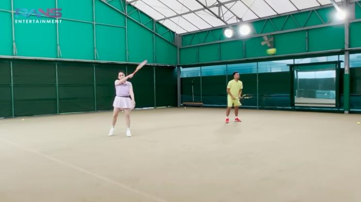 Potret Raffi Ahmad dan Nagita Slavina Main Tenis di Jepang. (YouTube/Rans Entertainment)