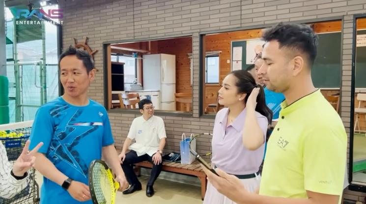 Potret Raffi Ahmad dan Nagita Slavina Main Tenis di Jepang. (YouTube/Rans Entertainment)