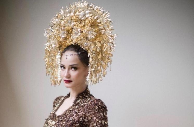 Artis Kenakan Suntiang saat Menikah (Instagram/@enzystoria)