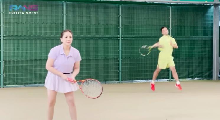 Potret Raffi Ahmad dan Nagita Slavina Main Tenis di Jepang. (YouTube/Rans Entertainment)