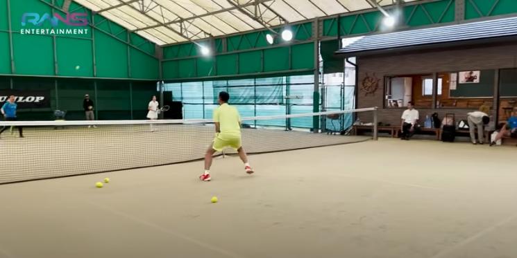 Potret Raffi Ahmad dan Nagita Slavina Main Tenis di Jepang. (YouTube/Rans Entertainment)