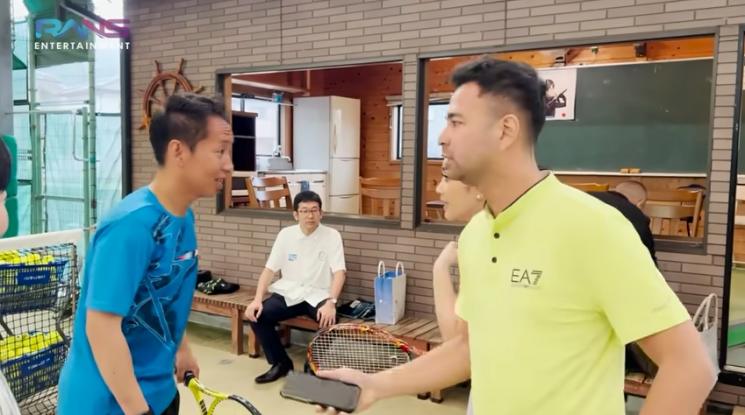 Potret Raffi Ahmad dan Nagita Slavina Main Tenis di Jepang. (YouTube/Rans Entertainment)
