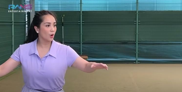 Potret Raffi Ahmad dan Nagita Slavina Main Tenis di Jepang. (YouTube/Rans Entertainment)