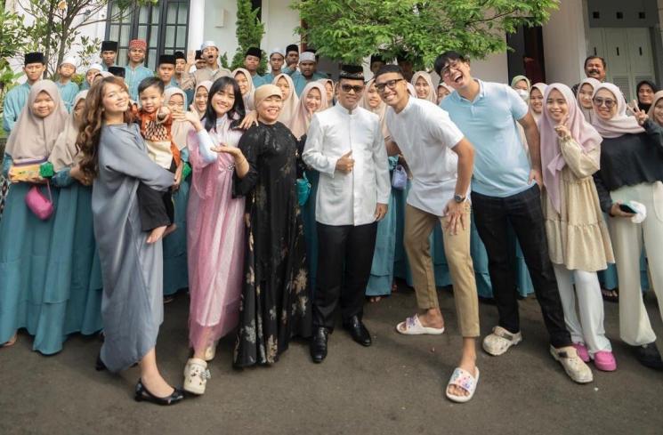 Potret Kedekatan Rebecca Klopper dengan Keluarga Haji Faisal. (Instagram/fadlyfsl_)