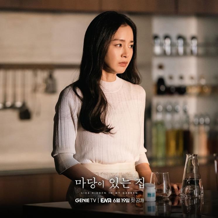 Pesona Kim Tae Hee di Lies Hidden in My Garden (Instagram/@studiogenie_official)