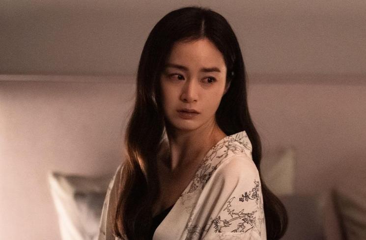 Pesona Kim Tae Hee di Lies Hidden in My Garden (Instagram/@studiogenie_official)
