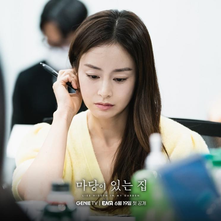 Pesona Kim Tae Hee di Lies Hidden in My Garden (Instagram/@studiogenie_official)