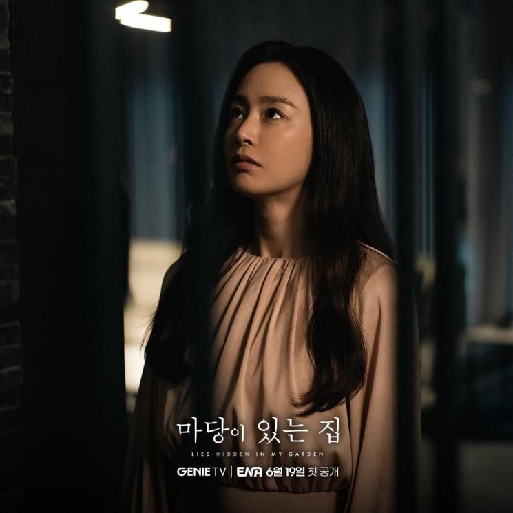 Pesona Kim Tae Hee di Lies Hidden in My Garden (Instagram/@studiogenie_official)