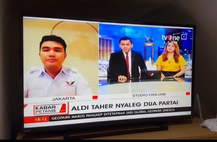 Momen Kocak Aldi Taher Saat Wawancara di TV (twitter/vaneeaye) 