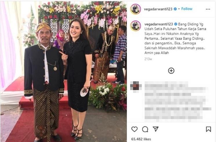Artis hadiri pernikahan karyawan (Instagram/@vegadarwanti123)