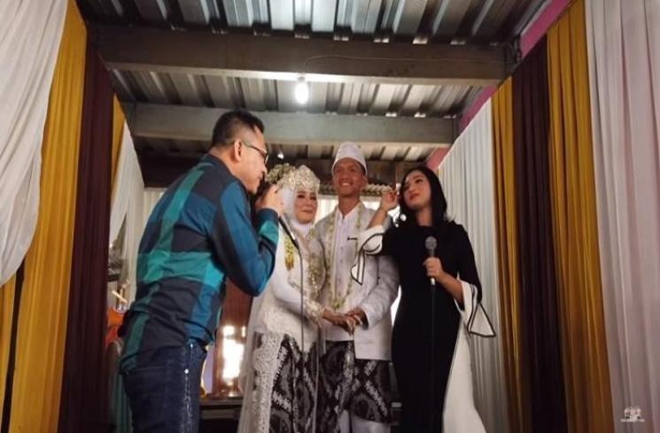 Artis hadiri pernikahan karyawan (YouTube/The Hermansyah A6)
