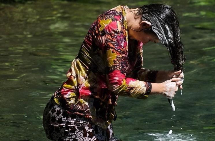 Potret Nafa Urbach Mandi di Sungai (Instagram/@nafaurbach)