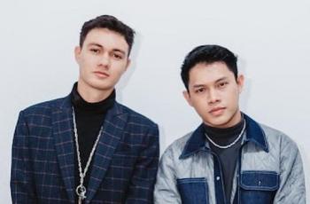 10 Adu Gaya Nyoman Paul dan Rony Parulian, Karakter Vokalnya Beda Banget